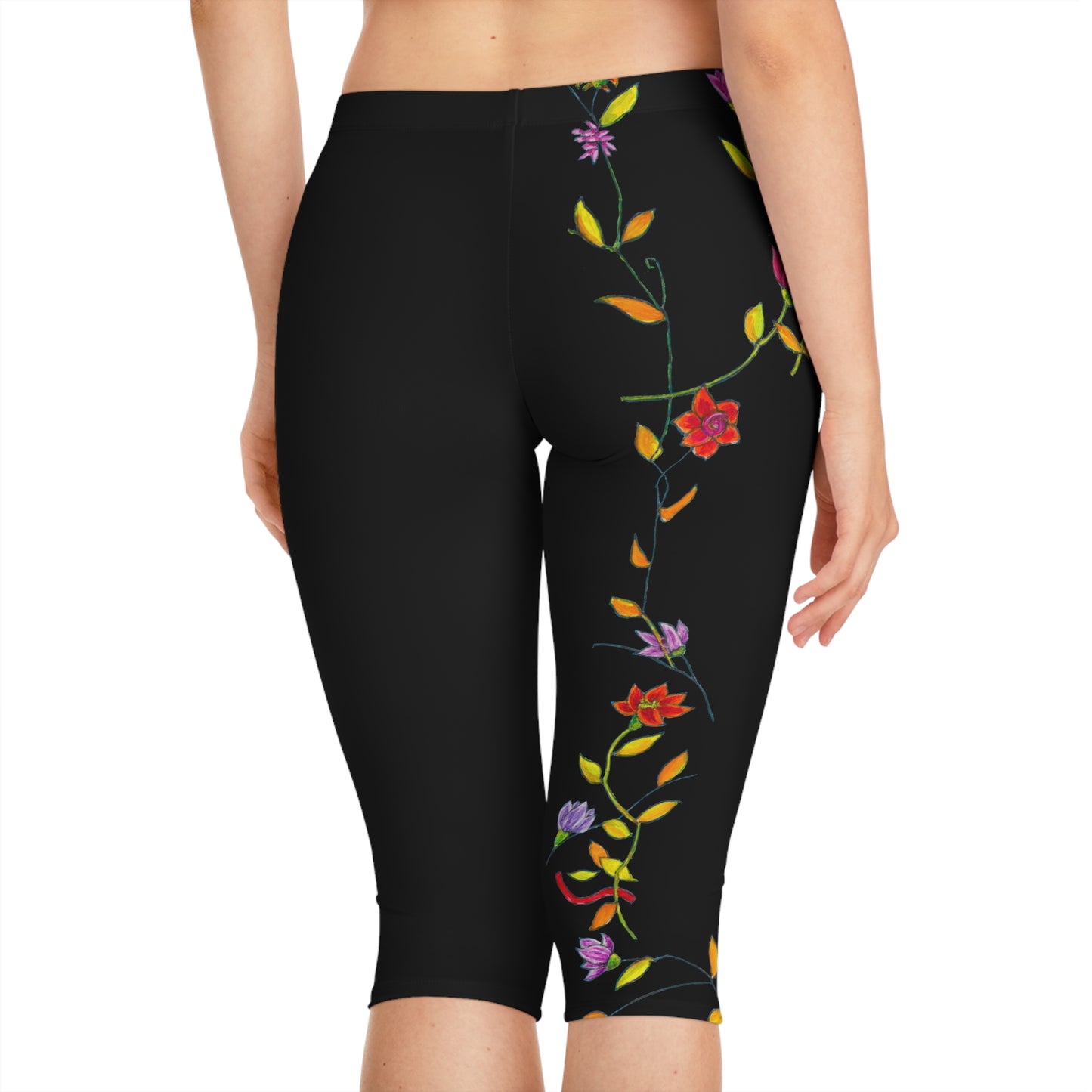 Women's Capri Leggings (AOP) -  Motiv: Katze fliegt, Ranken, schwarz
